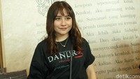 Ada yang berbeda dengan penampilan Prilly saat itu. Pool/Palevi S/detikFoto.