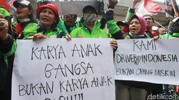 Dalam aksinya mereka juga membawa sejumlah atribut seperti poster.