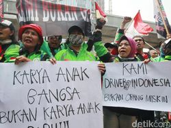 Massa Driver Gojek Demo di Depan Kedubes Malaysia