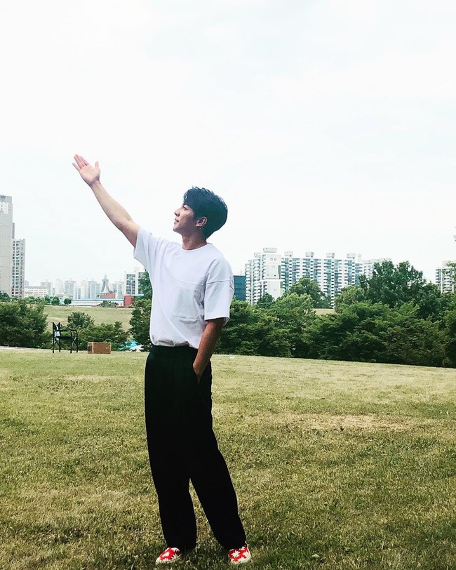 Pakai kaus putih dan celana hitam, gayanya sudah terlihat keren. Foto: Instagram @leeseunggi.official