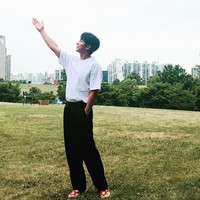 Pakai kaus putih dan celana hitam, gayanya sudah terlihat keren. Foto: Instagram @leeseunggi.official