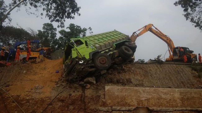 Truk Obesitas Picu Kecelakaan Maut di Tol Cipularang