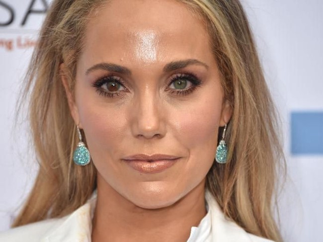 Mata kanan aktris Elizabeth Berkley mengalami heterochromia. Setengah bagian berwarna hijau dan setengahnya lagi cokelat hazel. Foto: Frazer Harrison/Getty Images