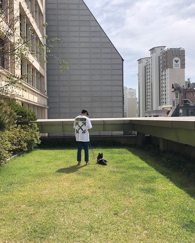 Namun tak jarang pula pria 32 tahun itu menerapkan gaya kasual ketika sedang tidak bekerja. Seperti dalam postingan berikut di mana ia menggunakan kaus oversized keluaran Off-White dan celana jeans. Foto: Instagram @leeseunggi.official