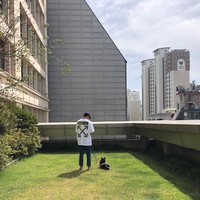 Namun tak jarang pula pria 32 tahun itu menerapkan gaya kasual ketika sedang tidak bekerja. Seperti dalam postingan berikut di mana ia menggunakan kaus oversized keluaran Off-White dan celana jeans. Foto: Instagram @leeseunggi.official