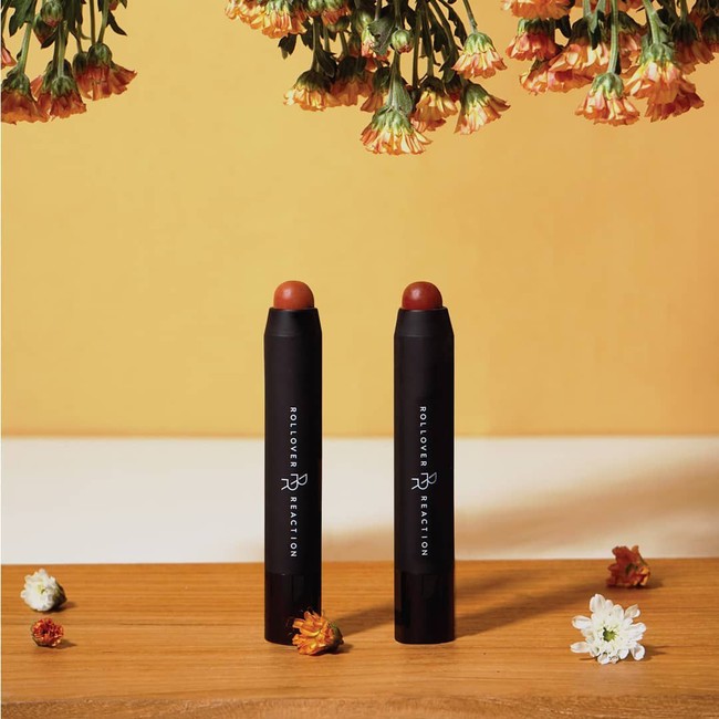 Cokelat menjadi warna yang sering dihindari karena dianggap membuat kulit tampak lebih gelap. Namun jika bisa menemukan shade-nya yang tepat untuk warna kulit Anda, lipstik cokelat dapat jadi andalan. Anda pun bisa memilih di antara dua warna yang baru dirillis brand lokal Rollover Reaction. Seri Di Kala Senja yang dijual terbatas ini bisa dimiliki dengan Rp 125 ribuan. Instagram Foto: Instagram