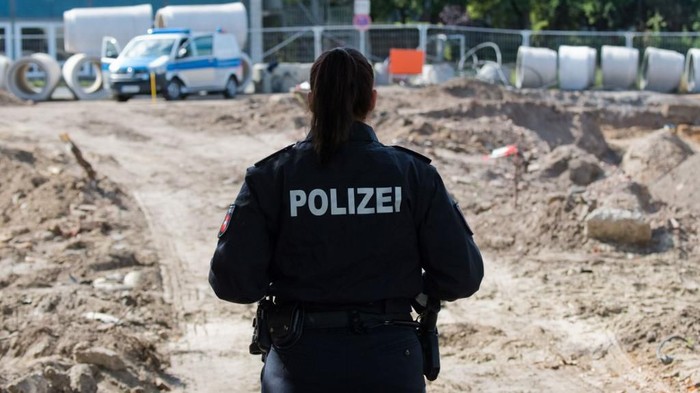A vehicle of explosive ordnance disposal stands on a construction site in the Zoo District in Hanover, northern Germany on September 2, 2019, after the discovery of a bomb dating from the Second World War. - More than 15,000 inhabitants of the German city of Hanover had to be evacuated Monday evening after the discovery of a bomb dating from the Second World War which must be defused, announced the City on its website. (Photo by Julian Stratenschulte / dpa / AFP) / Germany OUT