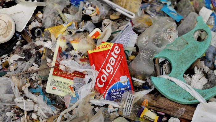 Upaya menanggulangi sampah plastik terus dicari solusinya di berbagai negara dunia. Bicara soal sampah, perkara kemiskinan pun terkait erat dengan isu tersebut.