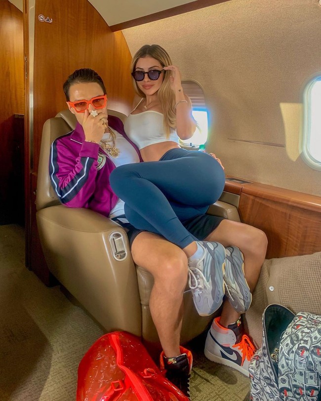 Kehidupan mewahnya selalu diumbar di Instagram. Alexa kerap pamer foto travelling mewah bersama kekasihnya Alec Monopoly yang merupakan seorang seniman. Foto: Instagram @alexadellanos