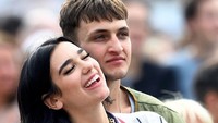 Keduanya bahkan disebut sudah tinggal bersama di sebuah apartemen di New York. Dok. Instagram/dualipa
