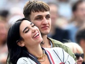 Tinggal Bareng, Dua Lipa dan Anwar Hadid Makin Serius Nih?