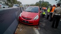 Total ada 20 kendaraan yang terlibat kecelakaan. Detailnya, 7 truk, 11 kendaraan pribadi, dan 2 bus. ANTARA FOTO/Raisan Al Farisi  