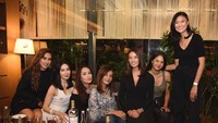 Medina disebut-sebut sebagai sosialita. Ia memiliki banyak teman yang kerap hangout bersama. Foto: Instagram medinamoesa