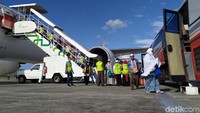 Setelah tiba di bandara, para jemaah kemudian dibawa ke Asrama Haji di Banda Aceh untuk mengambil barang.