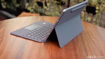 Cover keyboard Tab S6 ini bisa  menyangga dengan kemiringan sesuai keinginan. Foto: Adi Fida Rahman/detikINET