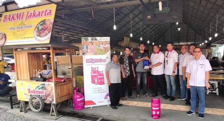 Pengusaha Manisan di Cianjur Ini Dapat LPG Gratis Selama Setahun Pengusaha Manisan di Cianjur Ini Dapat LPG Gratis Selama Setahun