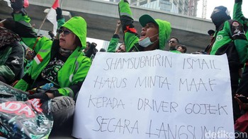 Aksi demonstrasi ini memakan sebagian bahu jalan di sekitar Kedubes Malaysia sehingga situasi lalu lintas menjadi agak padat.