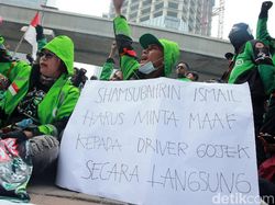 Massa Driver Gojek Demo di Depan Kedubes Malaysia