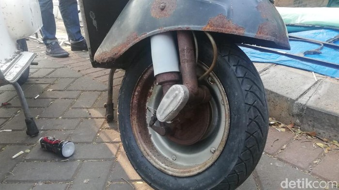 Vespa Darling 50cc yang sudah karatan dan bahkan keropos ini dijual oleh Piston Clinic dengan harga Rp 55 juta.