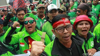 Massa driver Gojek saat menggelar aksi demo di depan Kedubes Malaysia di Jakarta, Selasa (3/9/2019).