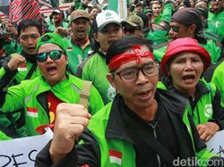 Massa Driver Gojek Demo di Depan Kedubes Malaysia