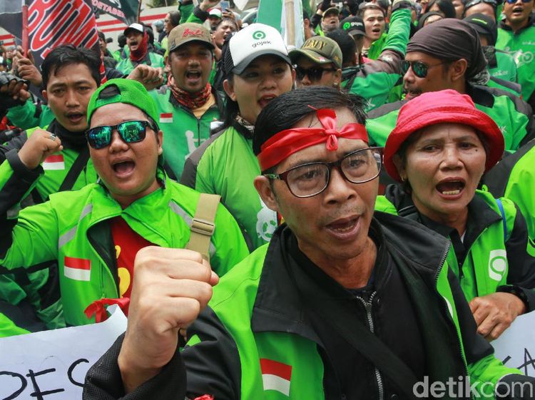 Massa Driver Gojek Demo di Depan Kedubes Malaysia