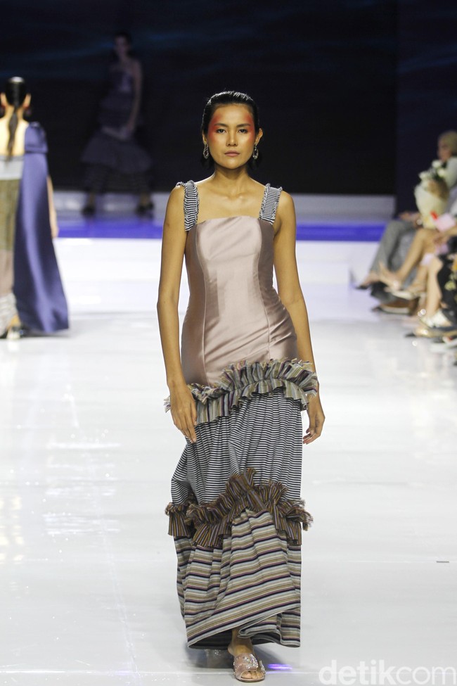 Desainer Stella Rissa memamerkan koleksi busana dari kain lurik Yogyakarta di ajang Jakarta Fashion & Food festival 2019. Hotel Harris. kelapa Gading. Jakarta. Senin [19/08/2019]. Foto: Mohammad Abduh/Wolipop