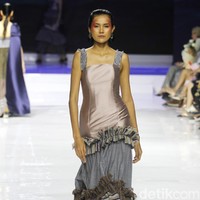 Desainer Stella Rissa memamerkan koleksi busana dari kain lurik Yogyakarta di ajang Jakarta Fashion & Food festival 2019. Hotel Harris. kelapa Gading. Jakarta. Senin [19/08/2019]. Foto: Mohammad Abduh/Wolipop