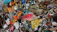 Sampah-sampah plastik itu pun nampak dipenuhi dengan limbah plastik sachet yang digunakan oleh masyarakat. Tak sedikit pula sampah plastik yang terbawa arus hingga ke laut dan berisiko merusak ekosistem laut hingga tertelan oleh hewan-hewan laut.