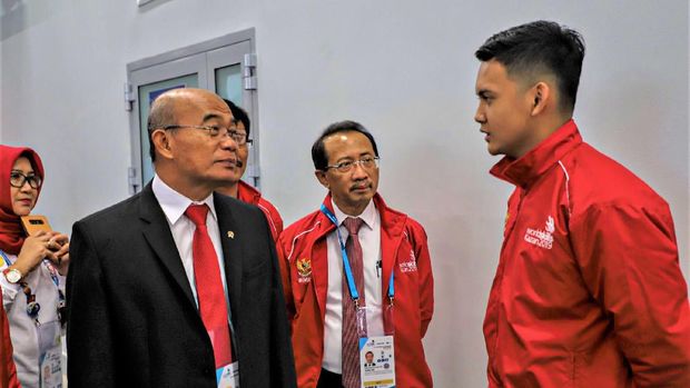 Mendikbud Muhadjir Effendy dan Dubes RI untuk Rusia Wahid Supriyadi bersama salah satu siswa Indonesia yang ikut kompetisi