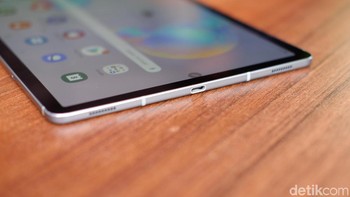 Tersedia port USB Type C, sayangnya tidak tersedia port jack audio 3,5 mm. Foto: Adi Fida Rahman/detikINET
