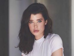 Dua Warna Bola Mata Model Cantik Bikin Netizen Kagum