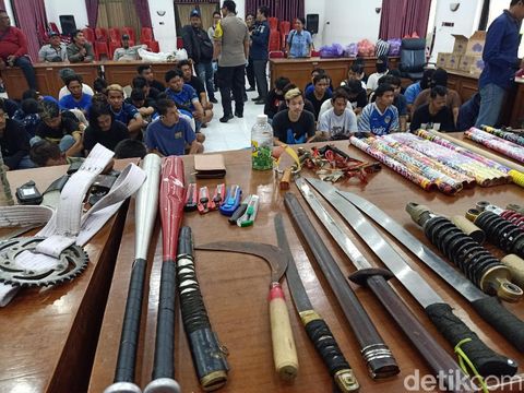 Berbagai macam barang bukti yang disita dari suporter PSIM