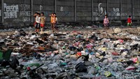 Sampah yang menghampar itu juga menimbulkan bau tidak sedap.