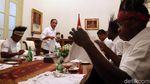 Momen Jokowi Makan Siang Bareng Warga Papua