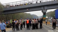 Warga sekitar menyaksikan proses olah TKP dari atas Jembatan Penyeberangan Orang.