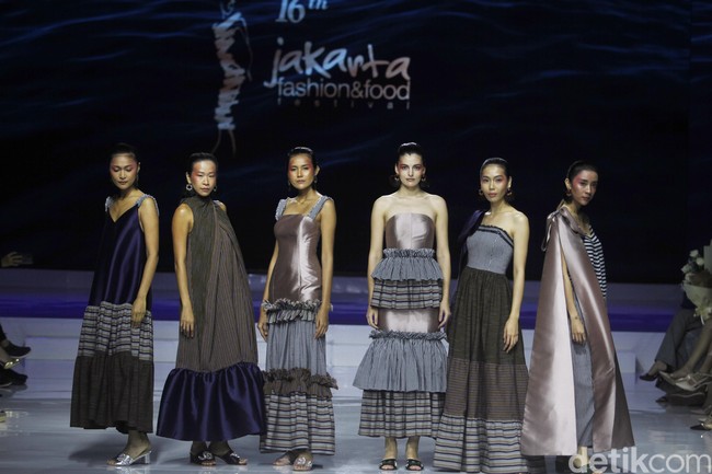 Desainer Stella Rissa memamerkan koleksi busana dari kain lurik Yogyakarta di ajang Jakarta Fashion & Food festival 2019. Hotel Harris. kelapa Gading. Jakarta. Senin [19/08/2019]. Foto: Mohammad Abduh/Wolipop