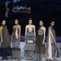 Desainer Stella Rissa memamerkan koleksi busana dari kain lurik Yogyakarta di ajang Jakarta Fashion & Food festival 2019. Hotel Harris. kelapa Gading. Jakarta. Senin [19/08/2019]. Foto: Mohammad Abduh/Wolipop