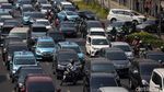 Antrean Panjang Kendaraan Masih Terlihat di Jalan Sudirman