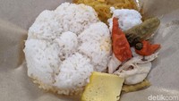 Ada juga nasi liwet Bu Wongso Lemu. Kuliner legendaris ini sudah ada sejak 1950. Sang penjaga stand juga mengatakan kalau ini salah satu makanan favorit Presiden Jokowi. Foto: Devi S. Lestari/detikFood