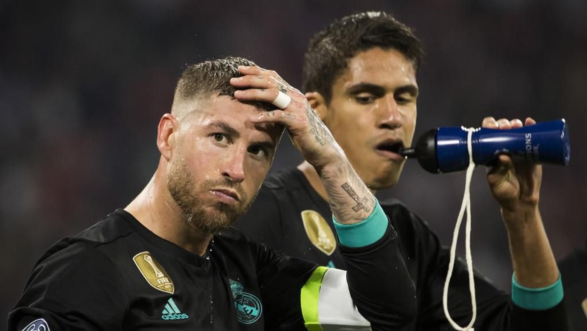 Sergio Ramos dan Raphael Varane diultimatum Zinedine Zidane. Foto: Odd Andersen / AFP
