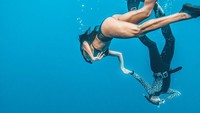 Kalau ini, saat Luana bertualang ke Hawaii dan snorkeling bareng hiu. Wah, berani juga ya dia. (Instagram/@pilotluana)