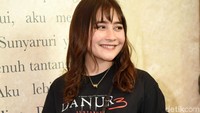 Kekasih Maxime itu mengubah gaya rambutnya menjadi berponi seperti bintang Korea. Pool/Noel/detikFoto.