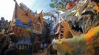 Salah satu desainnya adalah rumah pohon, tetapi juga mirip dengan wajah manusia, unik ya traveler. (Crazy House)