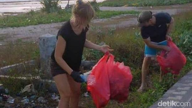 Viral, Dua Bule Bersihkan Pantai Lakey dari Sampah