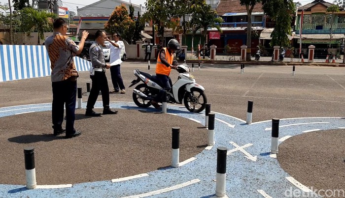 Kohir, pemotor yang viral karena tidak mengetahui bentuk dan fungsi Surat Izin Mengemudi (SIM) akhirnya mengikuti ujian SIM. Didampingi anggota polisi yang menilangnya, Kohir mendatangi satuan lalu lintas Mapolres Tasikmalaya Jawa Barat, Selasa (3/9/2019).