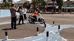 Penjual Cilok Buat SIM Pertama Seumur Hidup