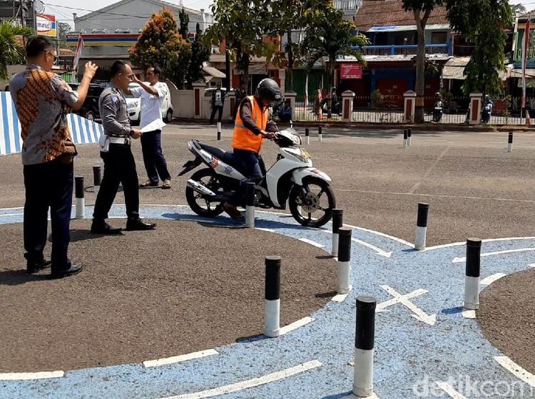 Penjual Cilok Buat SIM Pertama Seumur Hidup