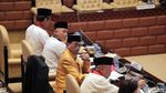 Raket dengan Komisi V, Menhub Kenakan Pakaian Adat Riau