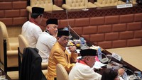 Tak hanya Budi Karya, sejumlah jajaran Kemenhub juga mengenakan busana adat.